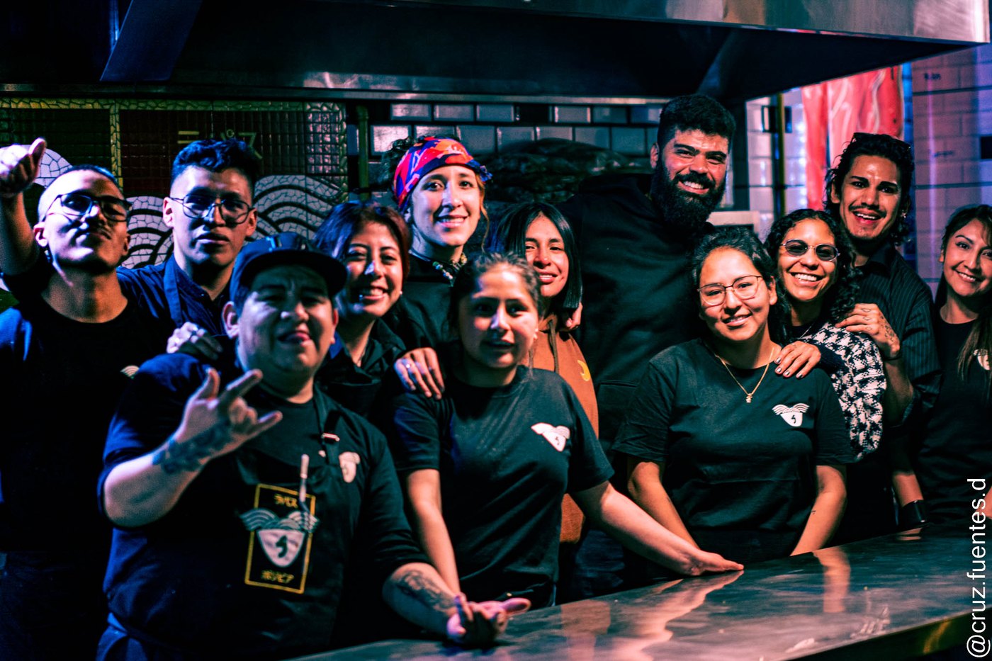 Grupo celebrando un evento en Santo Ramen