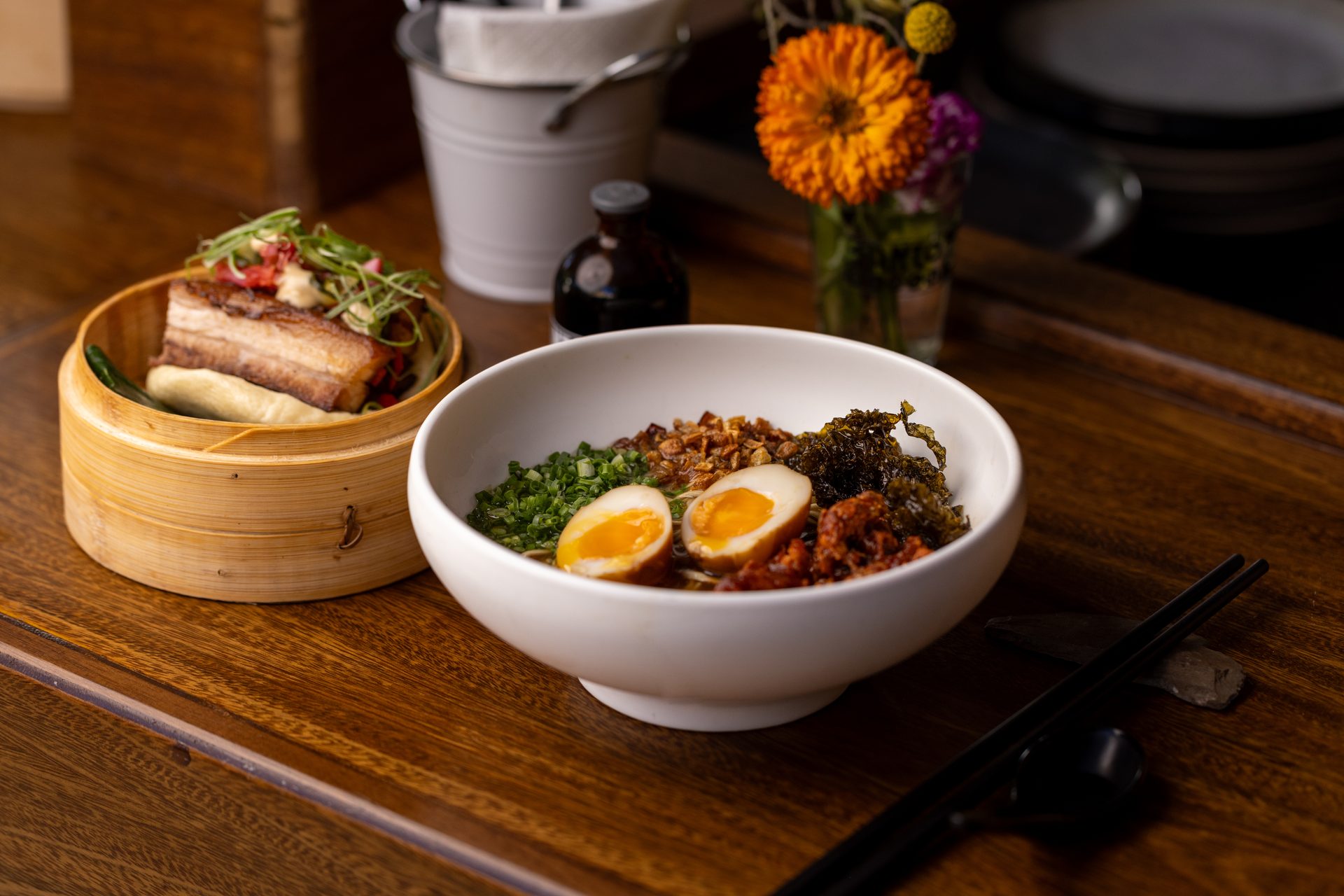 Bowl de ramen artesanal humeante de Santo Ramen