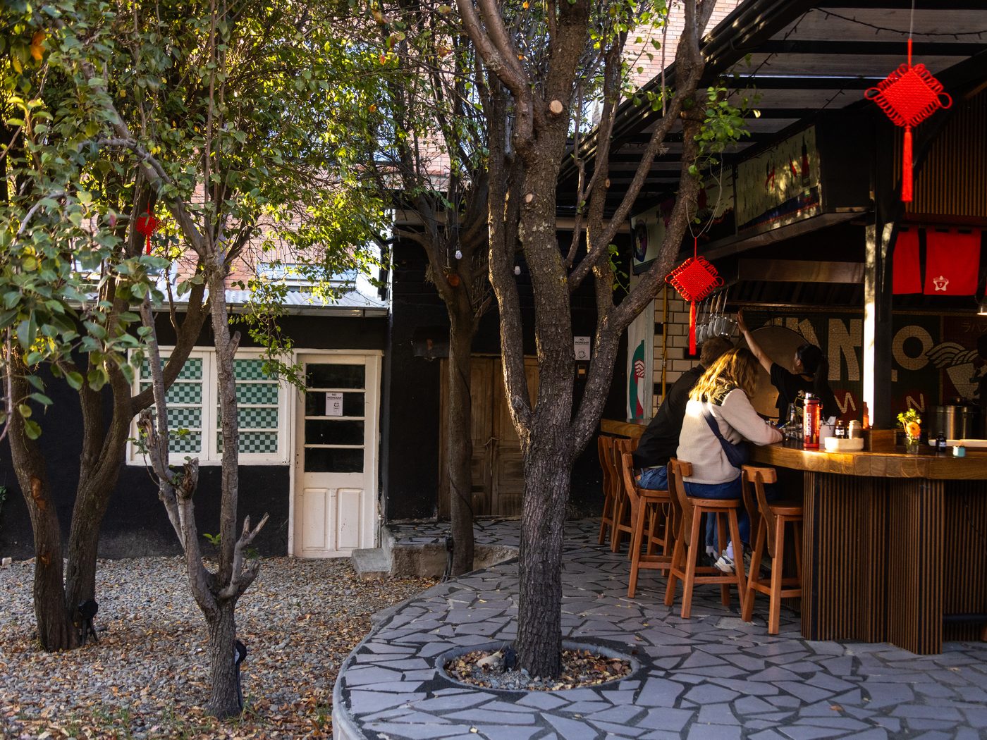 Ambiente cálido del local de Santo Ramen